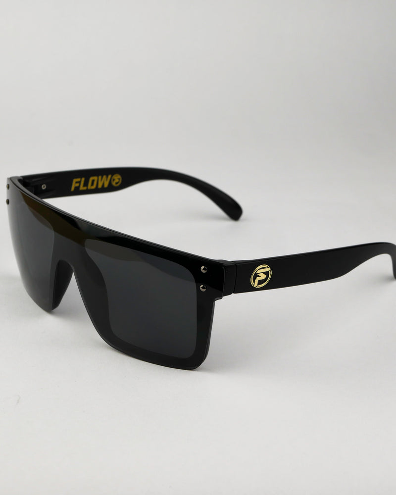 FLOW "Evade" svart solglasögon med polariserad lins